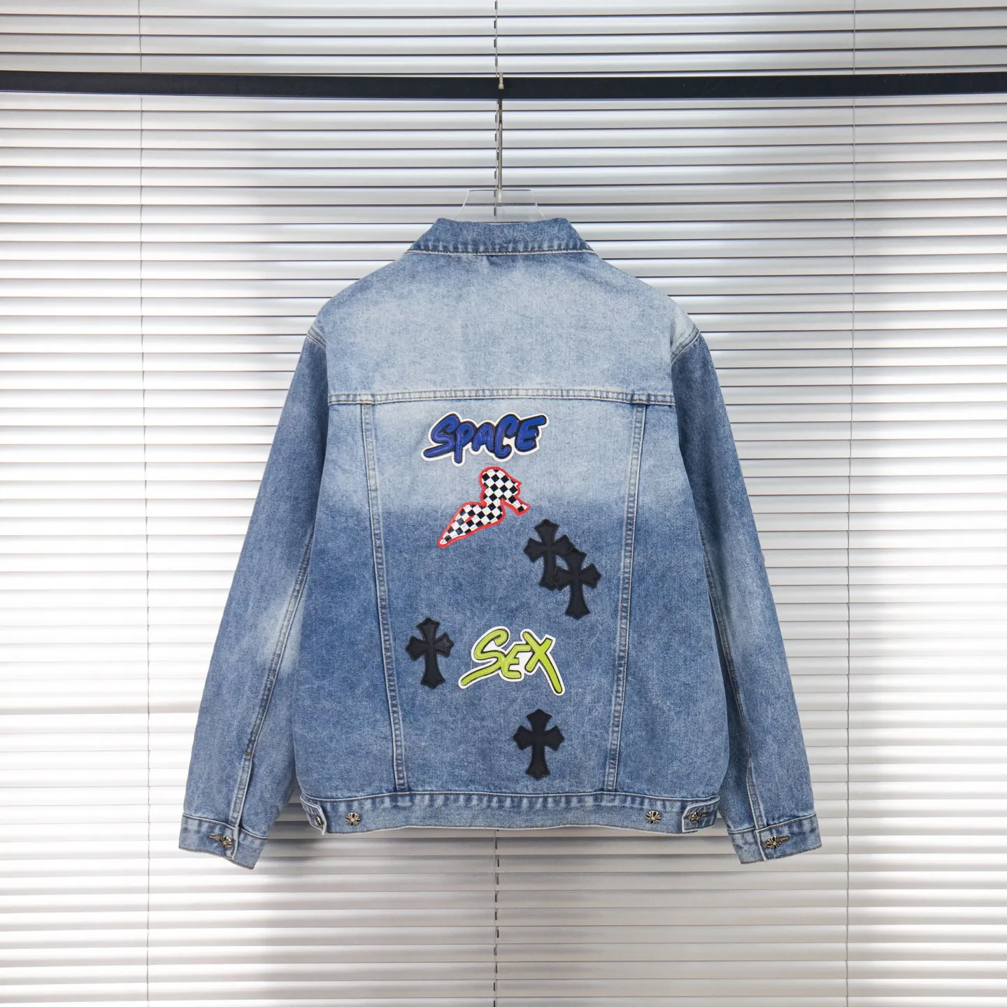 P320 ChromeHearts/Cro Hearts Cartoon Letter Chapter Cross Patchwork Leather Denim Jacket If you are obsessed with ChromeHearts, you can check it out. The same style for celebrities. Chrome Hearts is a very representative shirt jacket. The upper body of both men and women is really amazing, and it is the same style as Yu Shuxin and Angelababy! Recommended loose style for girls, super sweet! As soon as you go out, you will turn heads‼ ️This jacket really closes your eyes. Style number: 1857# (same style pants are available) Color: light blue Size: S M L XL